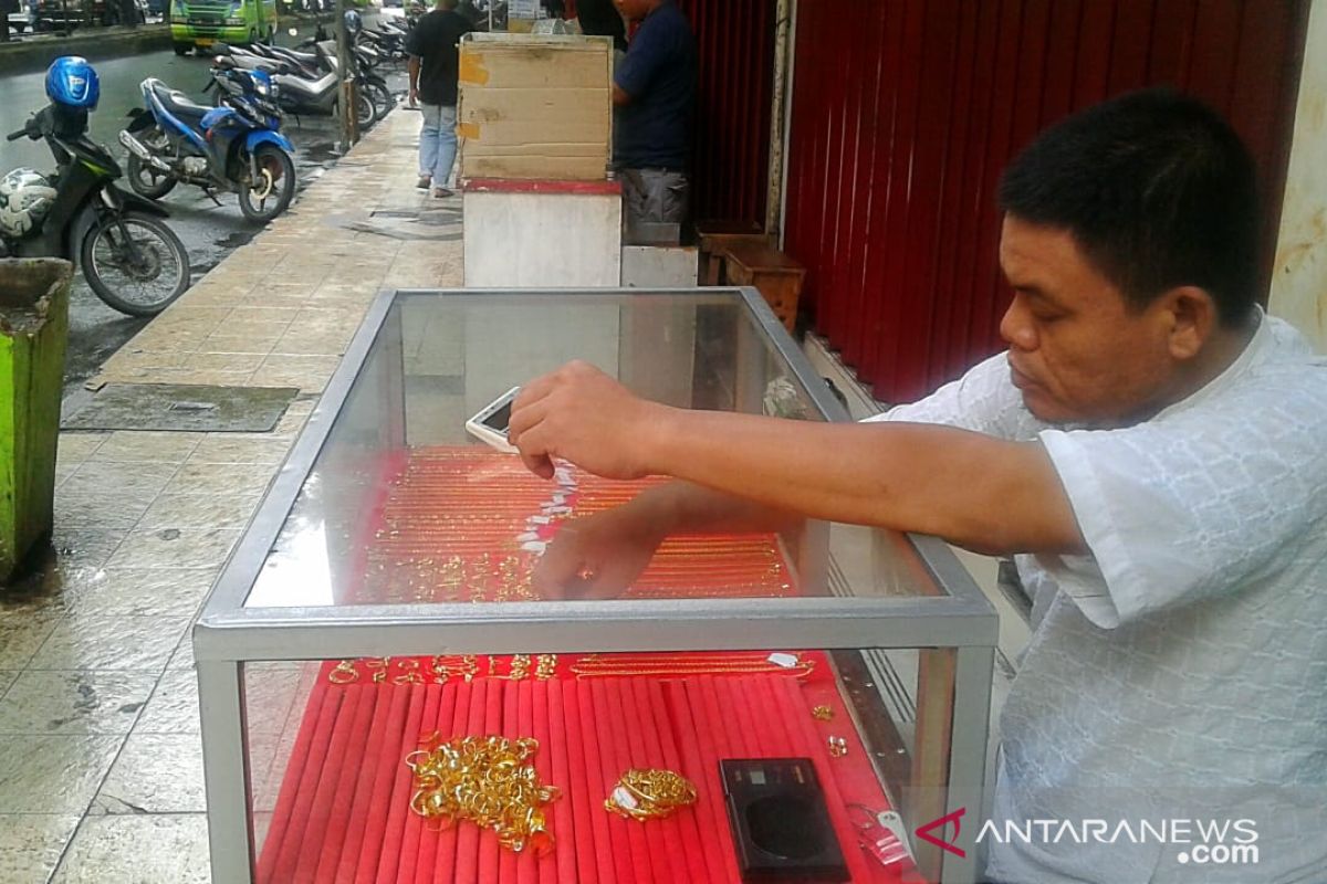 Transaksi emas pinggir jalan di Ambon sepi pembeli