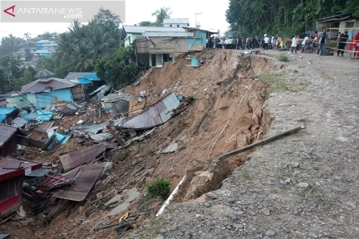 Tim BNPB meninjau lokasi longsor di Telemow Penajam