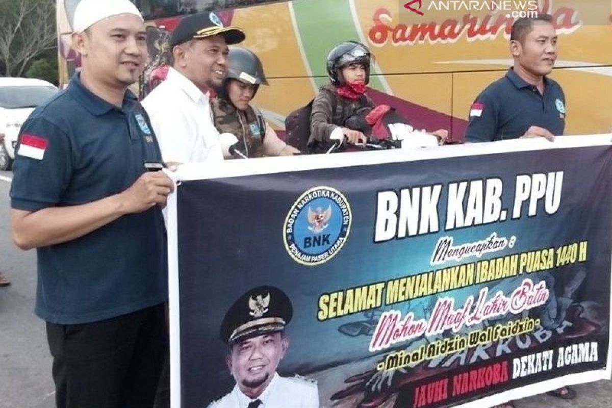 Wabup Penajam bagikan takjil dari BNK kepada pengguna jalan