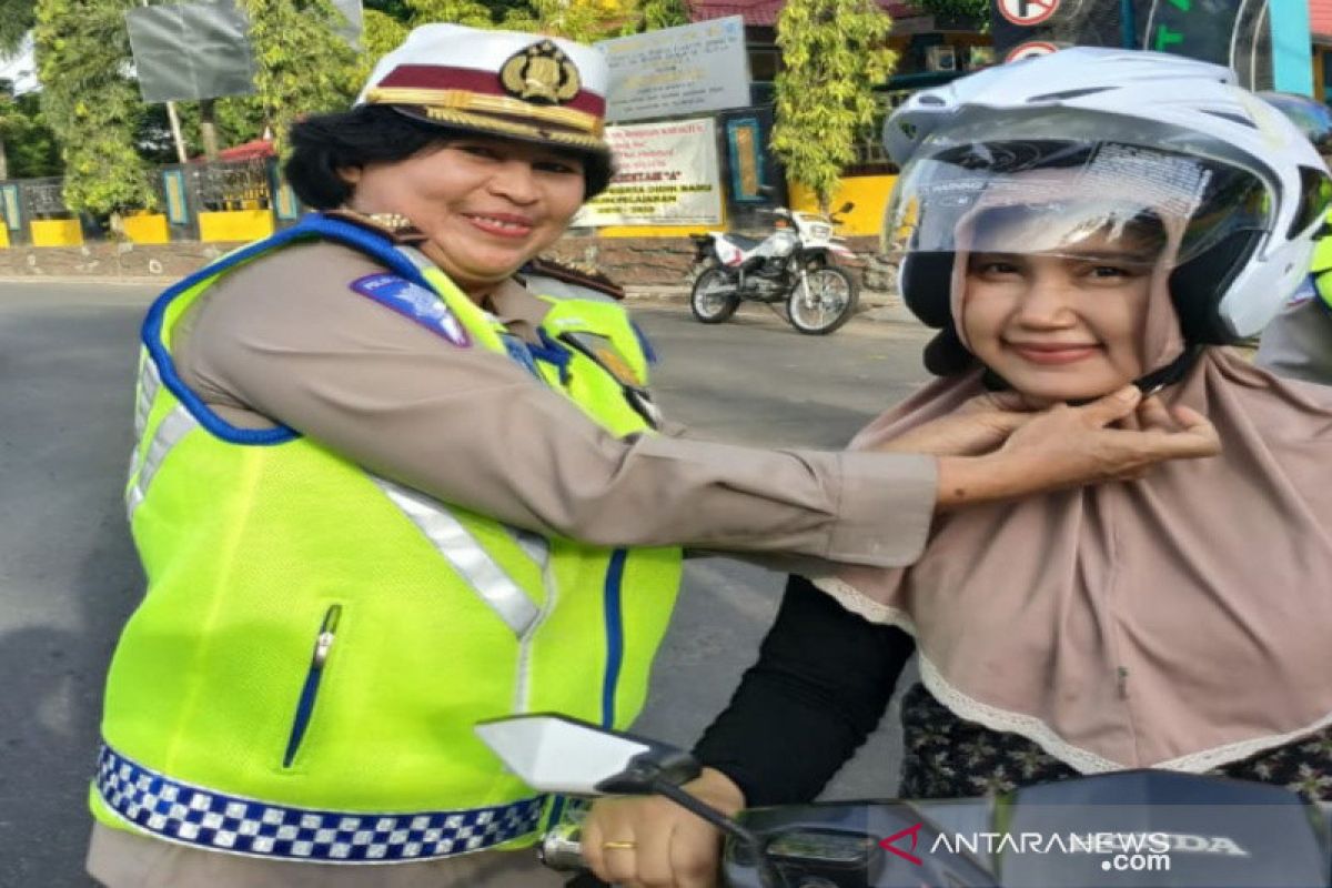 Subdit Dikyasa bagikan helm dan takjil untuk pengendara