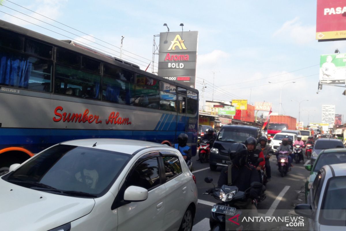 Arus lalu lintas di Jalan Wates  meningkat