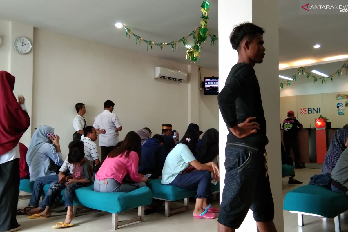 Masyarakat serbu bank jelang libur Lebaran