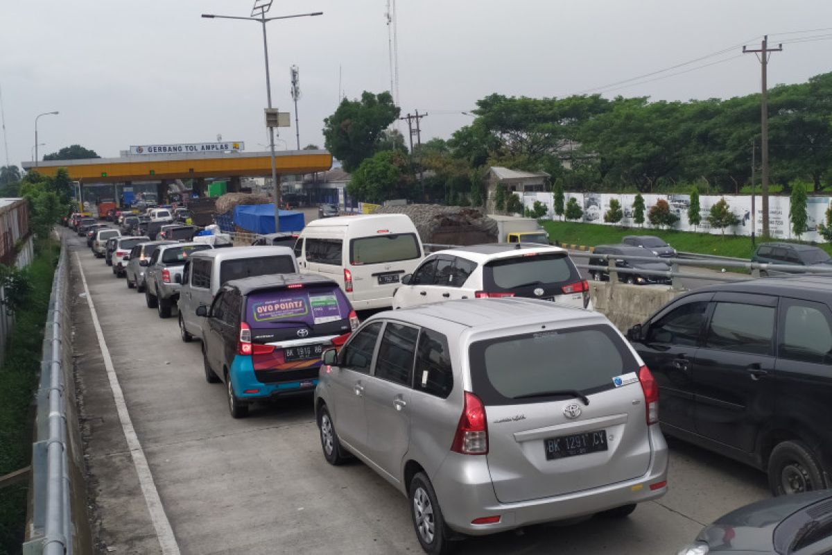 Gerbang Tol Amplas  mulai padat kendaraan pada H-5