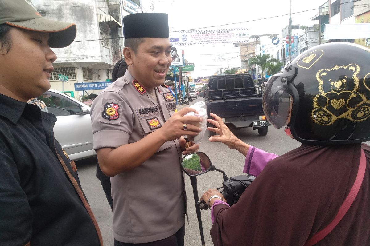 Kapolres Asahan bersama pemuda bagikan takjil