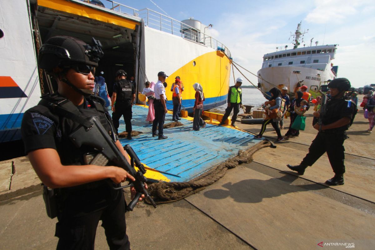 Personel Brimob sterilisasi kapal dari bahan berbahaya