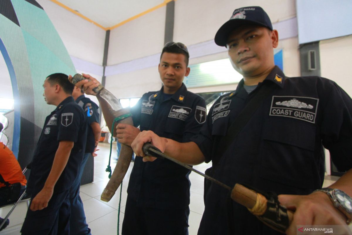 Petugas sita  senjata tajam milik pemudik kapal laut