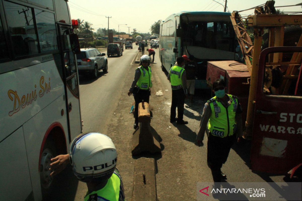 Empat orang tewas hangus terbakar pada kecelakaan di jalur pantura Subang