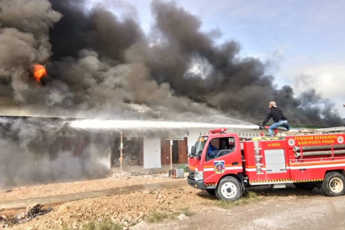 Belasan kios di Kampung Awabutu Paniai terbakar