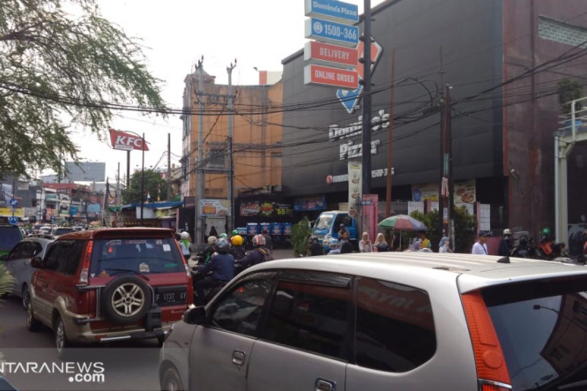 Kendaraan luar kota padati jalan protokol di Sukabumi