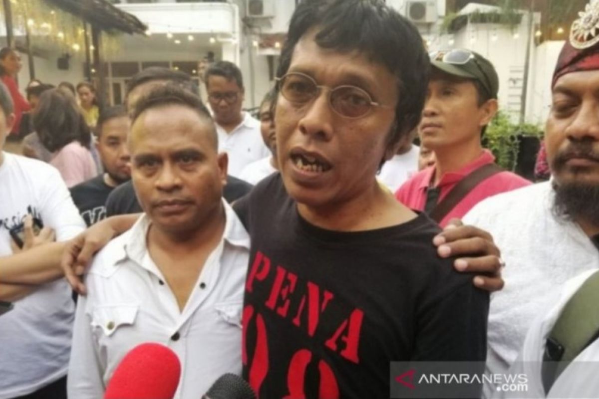 Adian Napitupulu cabut laporan dua tersangka penyebar hoaks