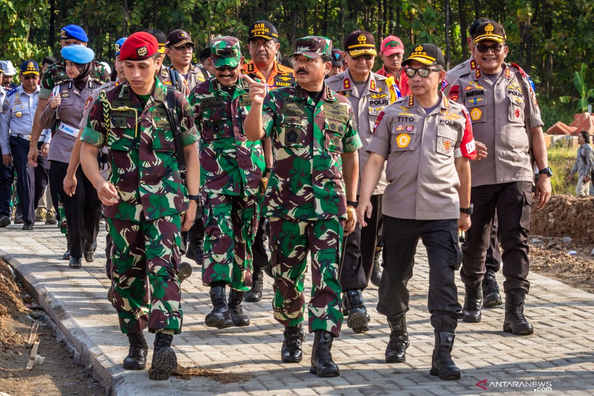 Kapolri-Panglima TNI-Menko Polhukam tinjau Manokwari pascarusuh