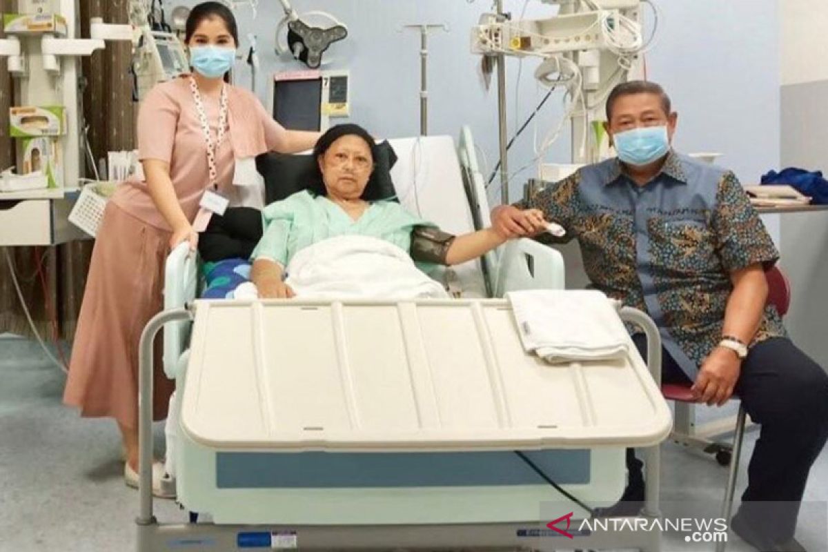 Hingga Jumat sore Ibu Ani masih dirawat di ICU