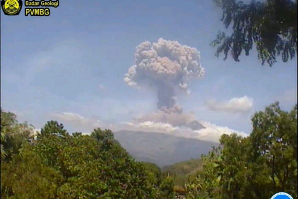 Gunung Agung meletus lagi dengan kolom abu 2 km