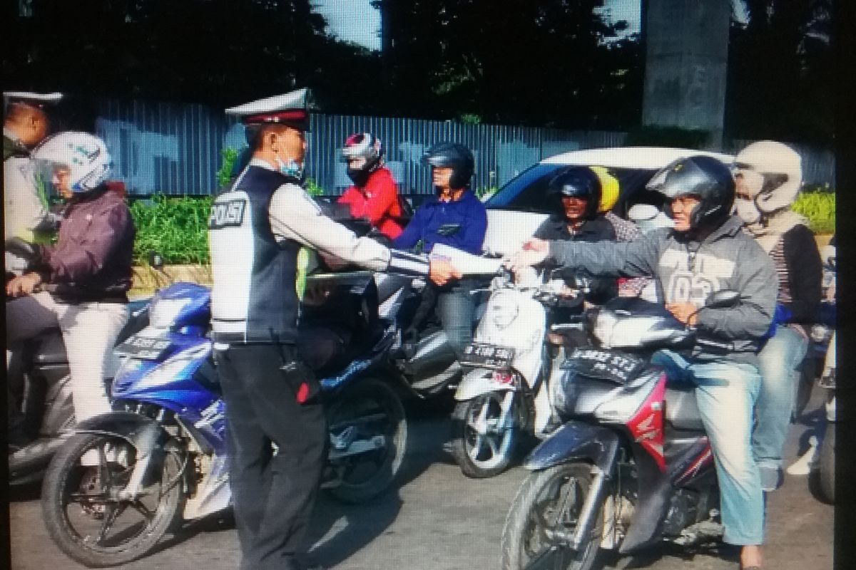 Petugas Polisi bagikan peta mudik di Jakarta