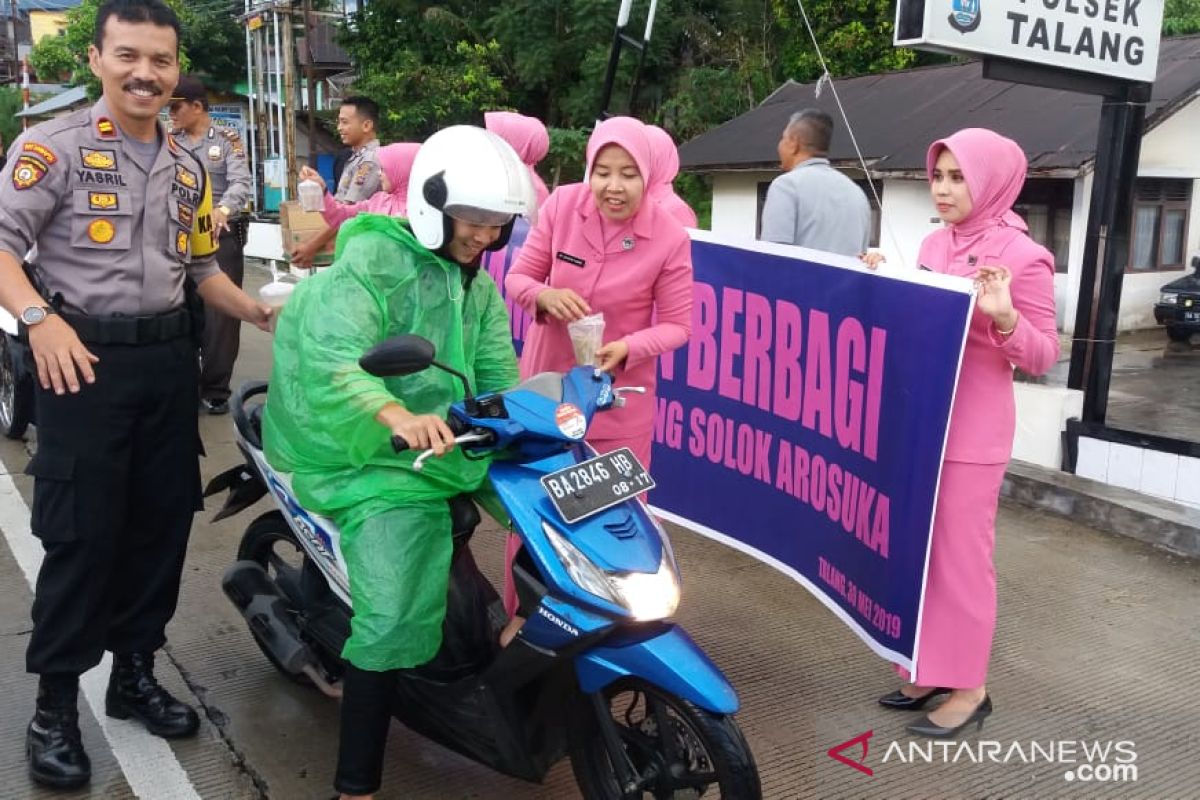 Lima Polsek di Kabupaten Solok serentak berbagi takjil gratis