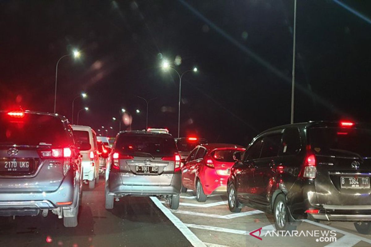 "Rest area" kewalahan tampung pemudik picu kemacetan di tol