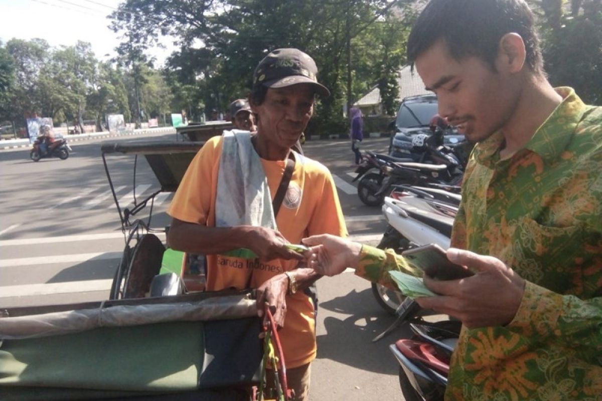 400 penarik becak dan ojek Rangkasbitung terima zakat