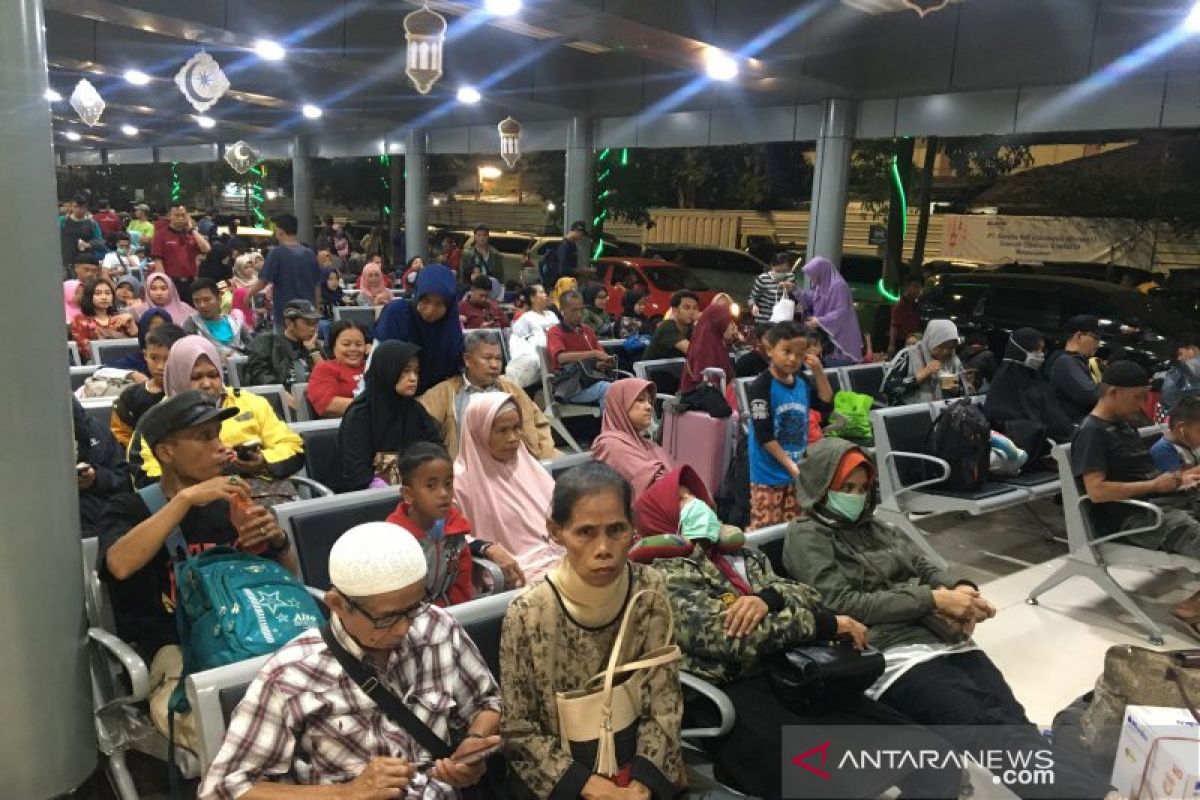 Lonjakan pemudik di Stasiun Pasar Senen capai 1.400 orang