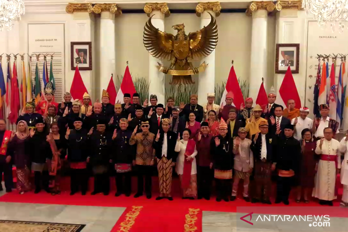 Warna warni pakaian adat menteri saat peringati Hari Lahir Pancasila