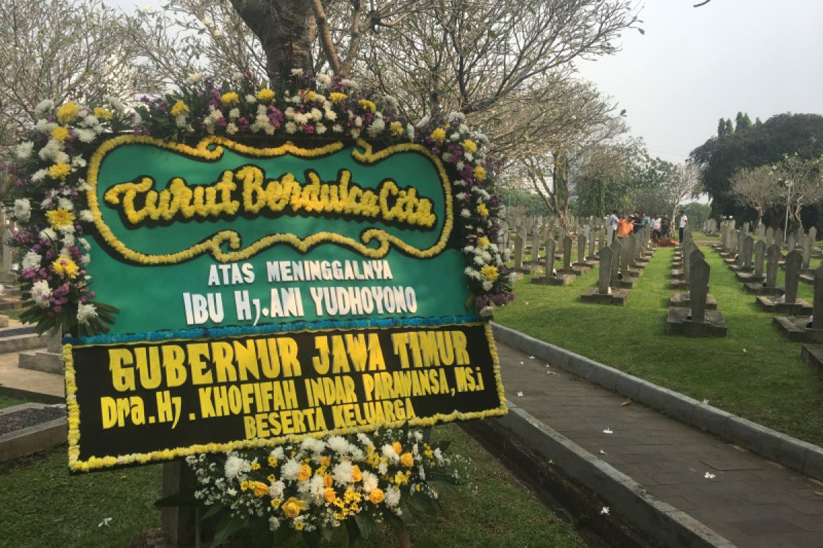 Bunga duka cita pertama dan lokasi makam untuk Ibu Ani di Kalibata