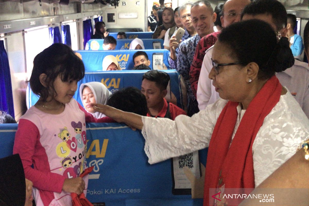 Menteri Yohana sapa pemudik perempuan dan anak di Stasiun Pasar Senen