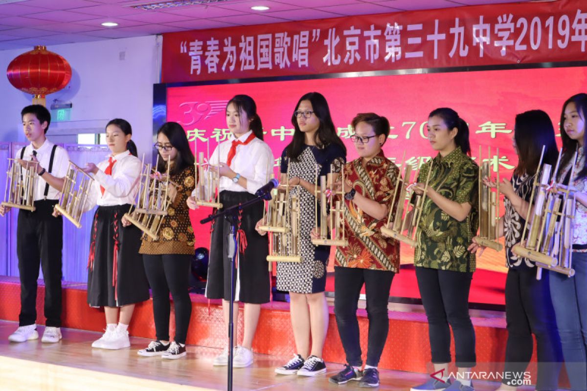 Siswa Indonesia - China main angklung pada Hari Anak Internasional