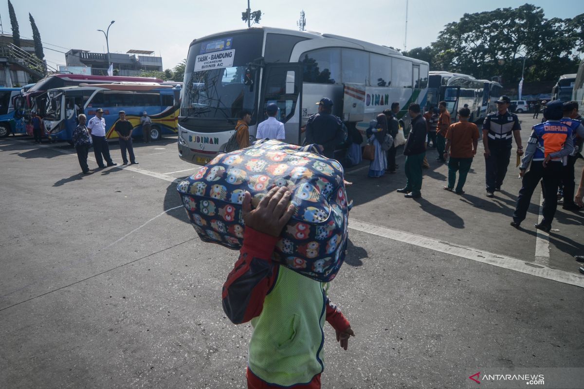 Terminal Cicaheum Bandung berangkatkan 9.999 penumpang