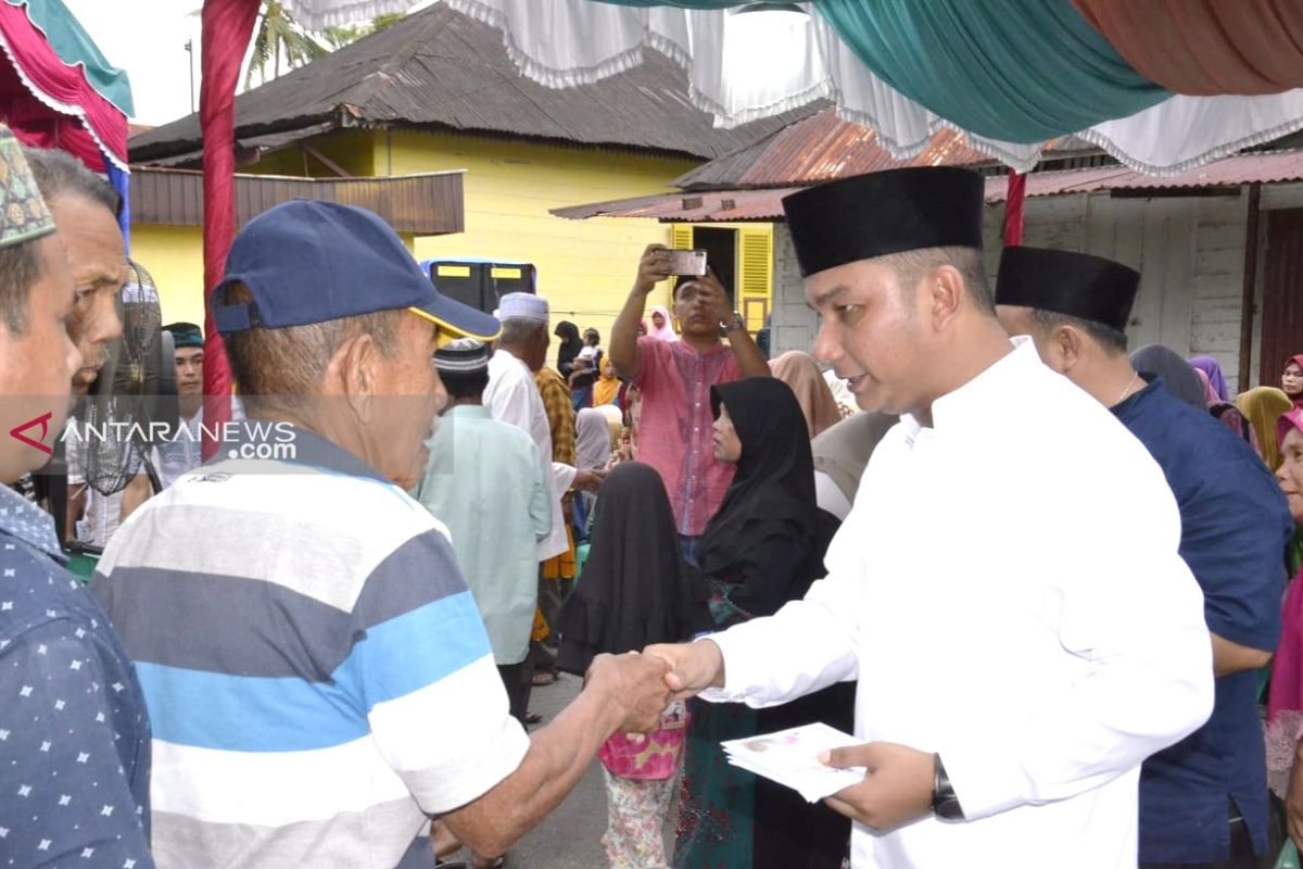 Bupati Bakhtiar Sibarani dan keluarga salurkan zakat pribadi