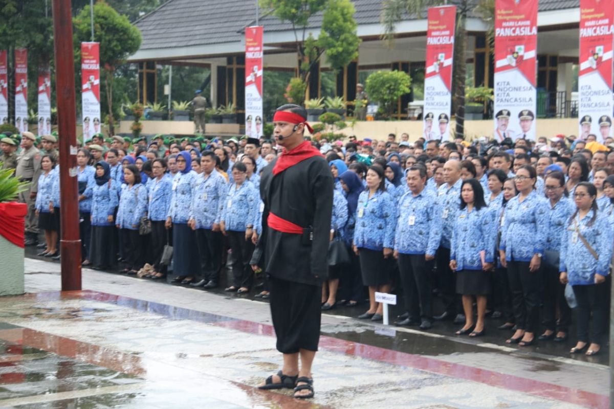 Upacara Hari Pancasila berlangsung di bawah guyuran  hujan