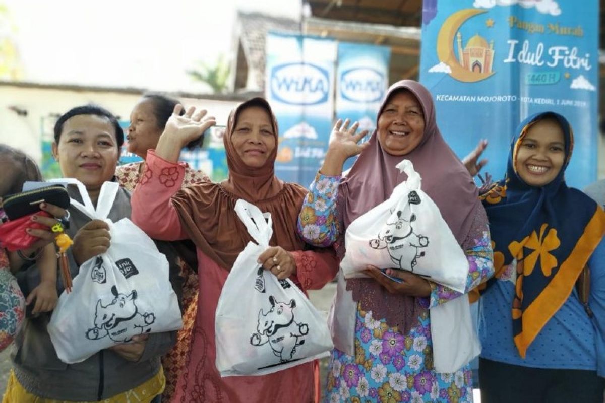 Wika salurkan ribuan paket pangan murah di Kediri, Jawa Timur