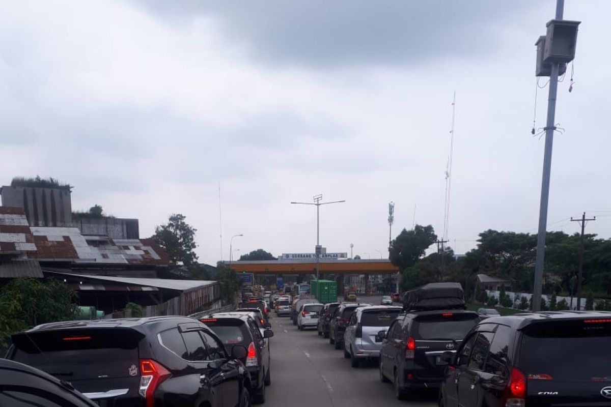 H-4 Lebaran, kendaraan di Tol Amplas mulai macet