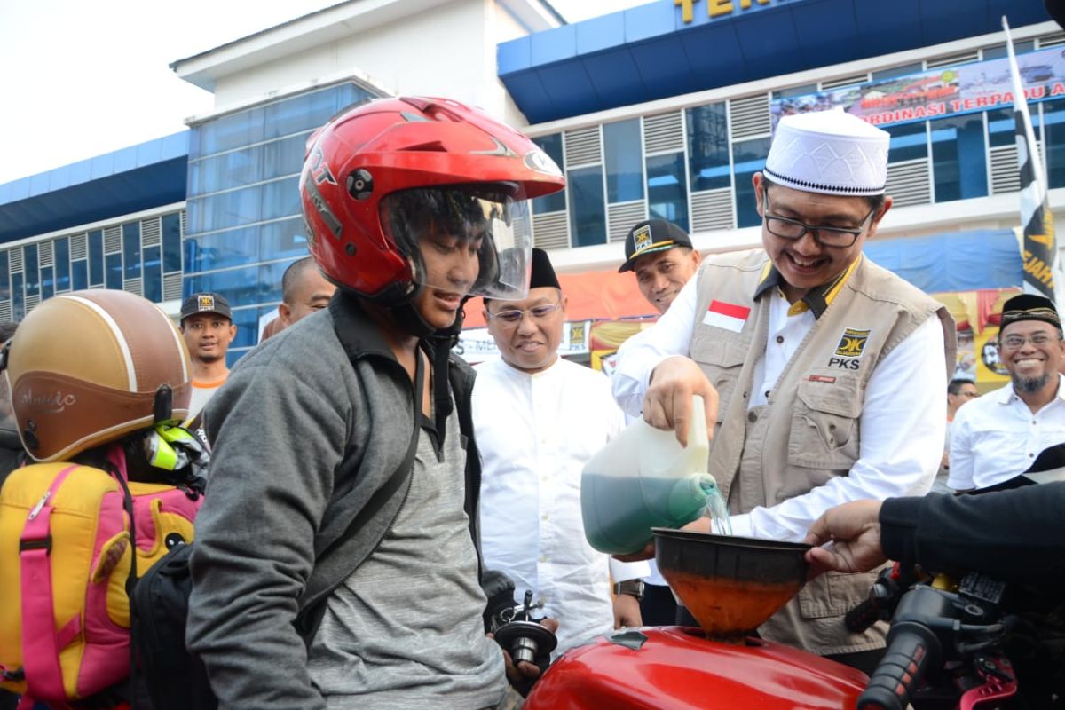 Posko Mudik PKS bagikan bensin dan tiket gratis pada pemudik