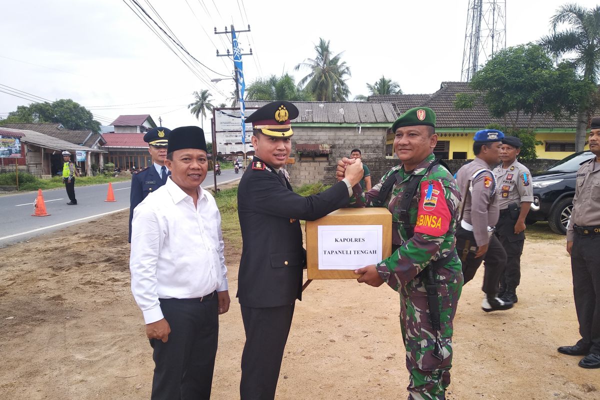 Kapolres Tapteng berikan bingkisan kepada petugas posko Lebaran