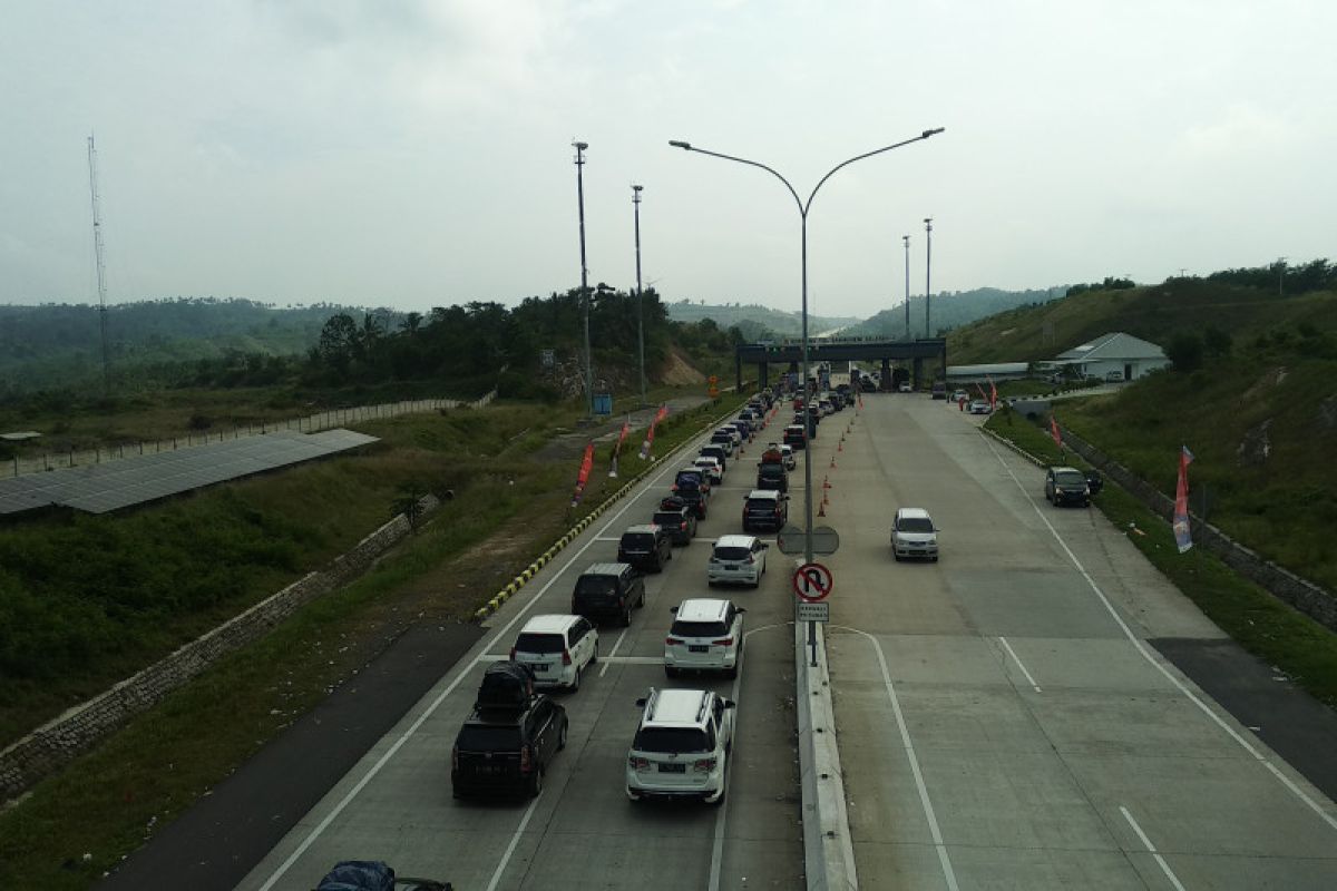 Pintu Tol Bakauheni mulai dipadati kendaraan