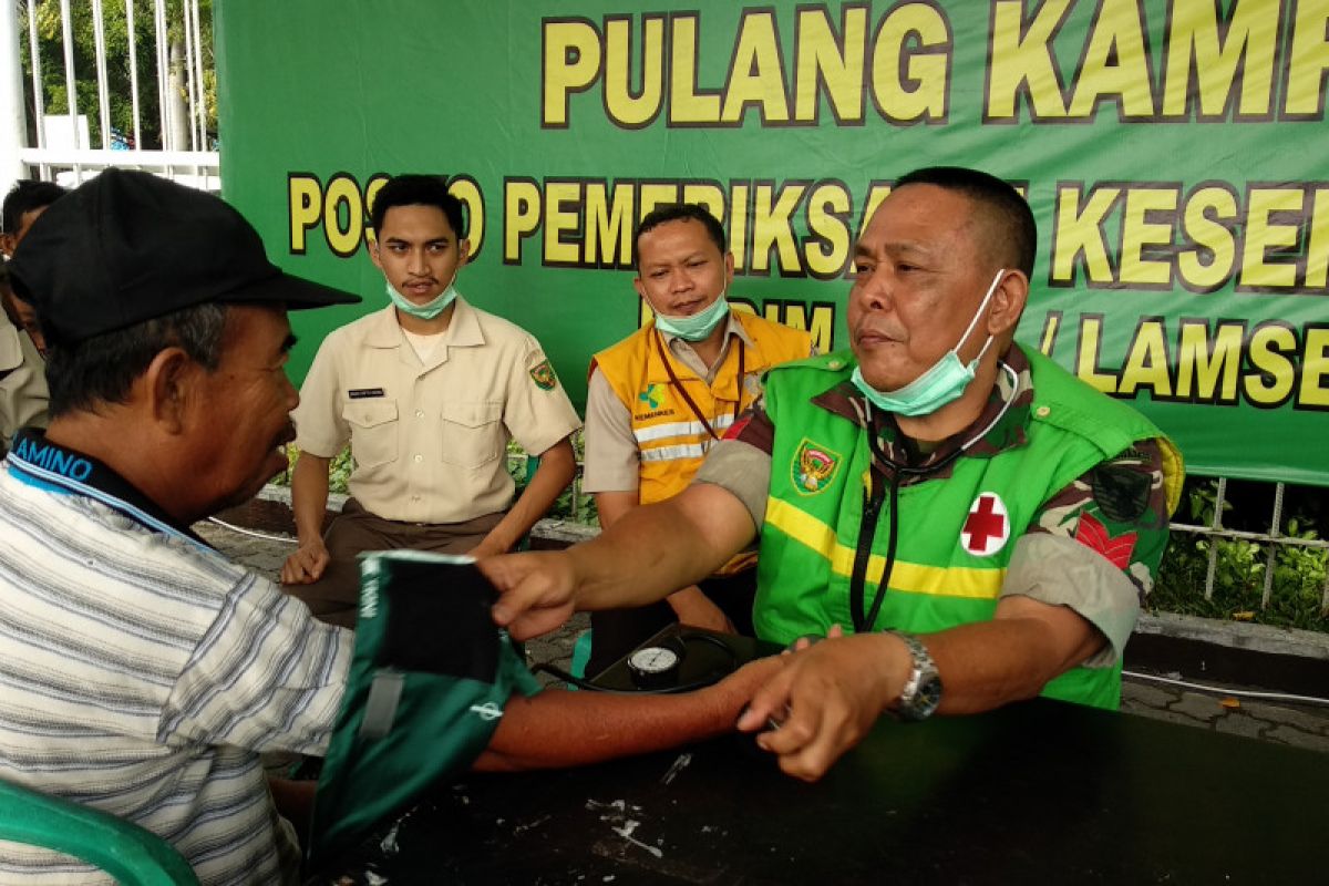 Pemudik cek kesehatan gratis di Posko Kodim 0421/LS