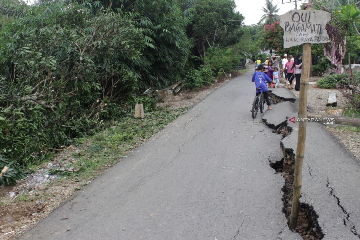 Bencana alam menggegerkan HST, Jalan desa Hapingin tiba-tiba terbelah