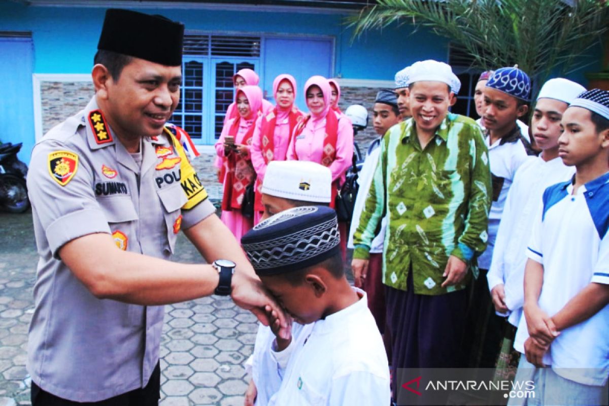 Kapolresta Banjarmasin ajak anak panti asuhan taat beribadah