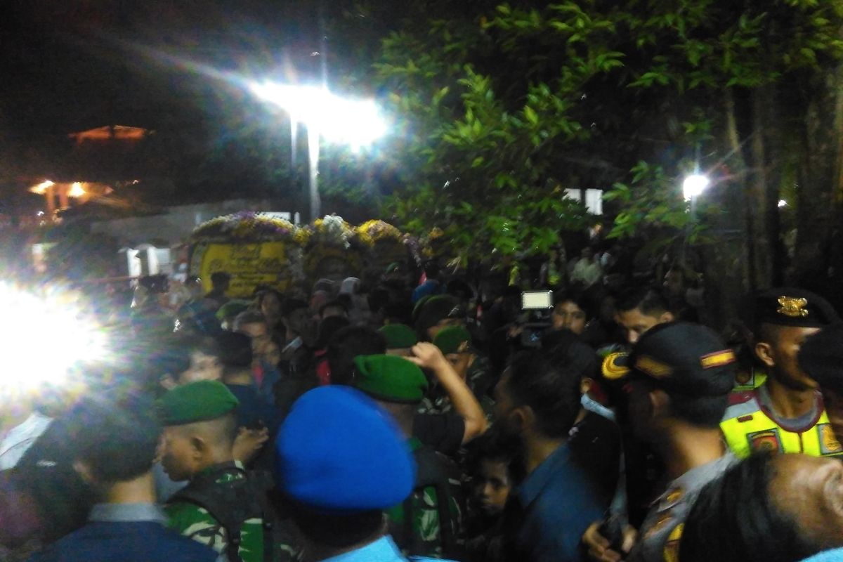 Ratusan warga kerumuni kediaman SBY