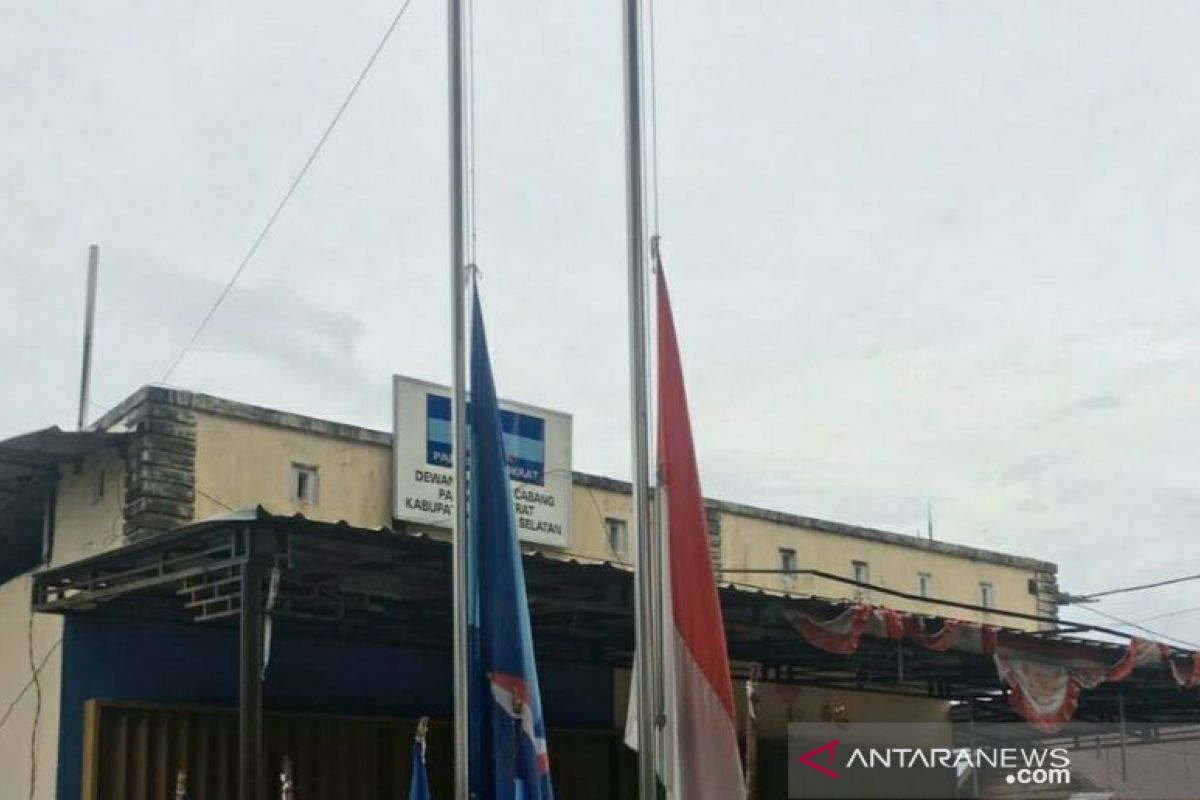 Partai Demokrat Bangka Selatan kibarkan bendera setengah tiang