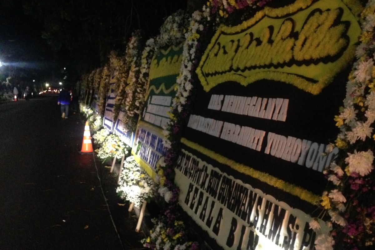 Rumah SBY-Ani di Cikeas dipenuhi karangan bunga