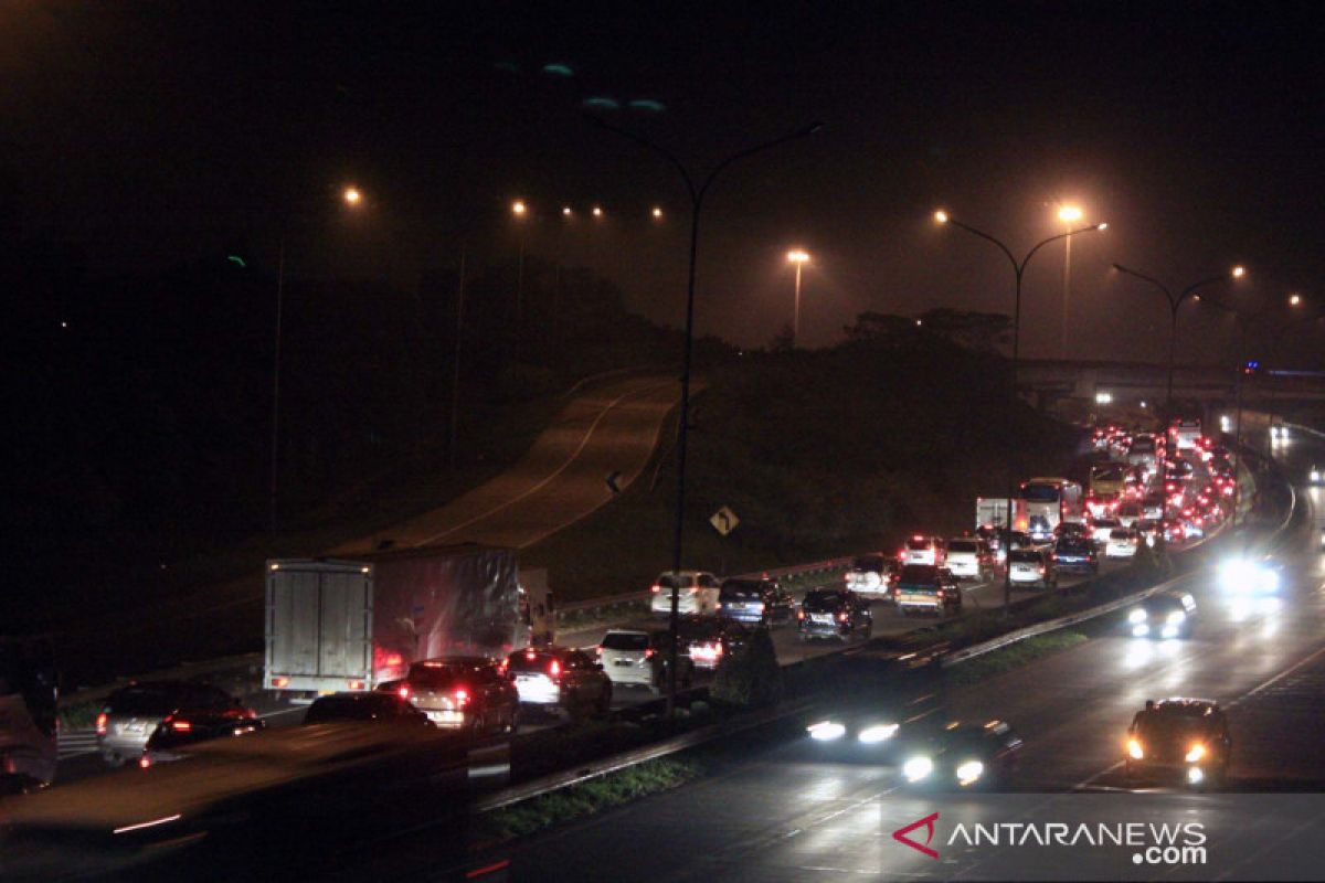 Arus lalu lintas jalan tol Jakarta-Cikampek tersendat jelang rest area