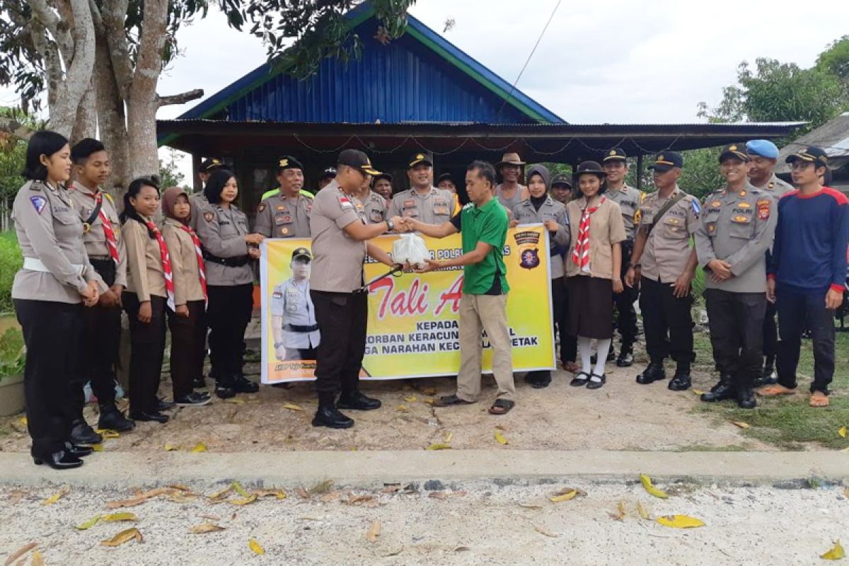 Polres Kapuas bagikan 130 paket sembako untuk korban keracunan massal