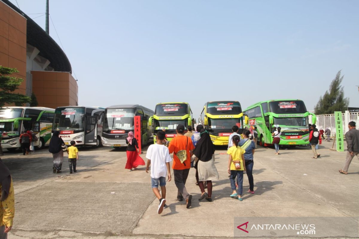 Ade Yasin lepas 97 bus mudik dari Stadion Pakansari Bogor