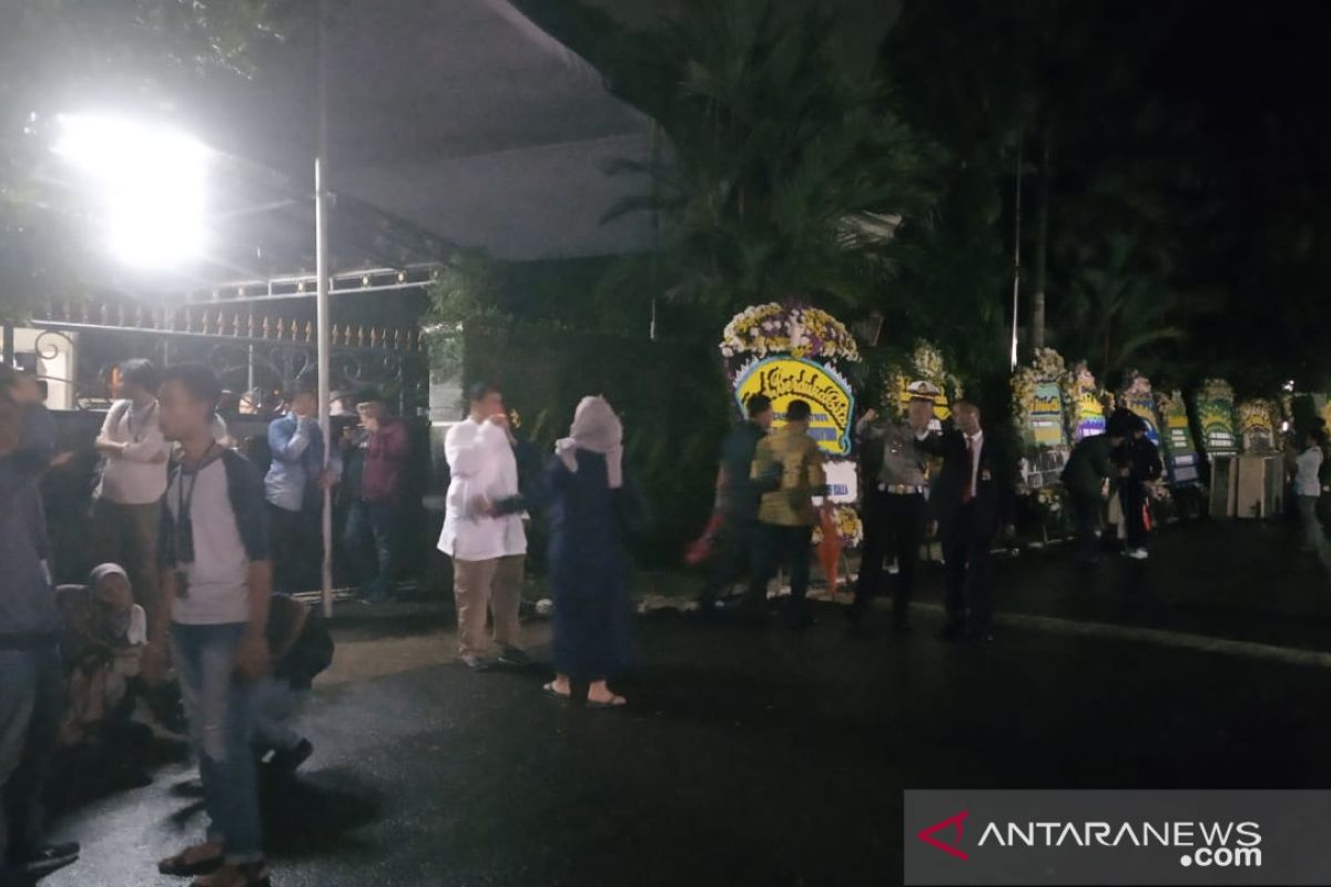 Warga Cikeas menunggu jenazah Ani Yudhoyono