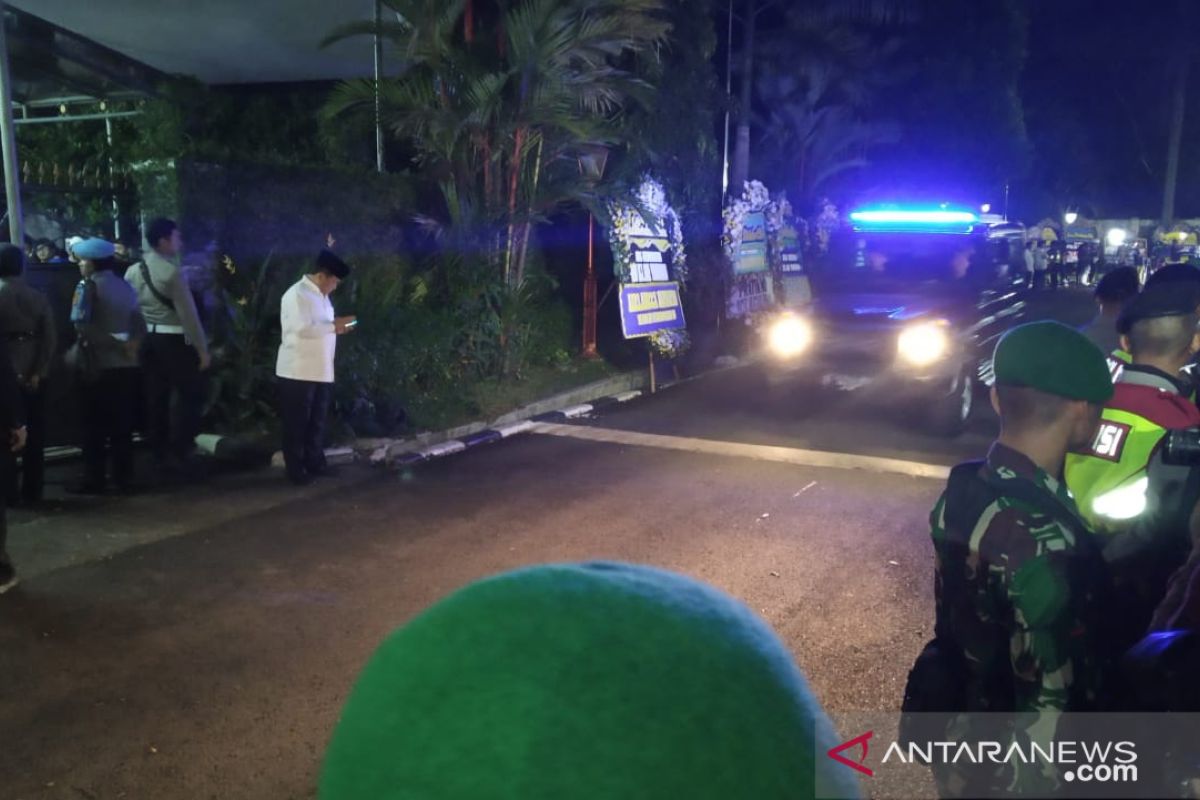 Tiba di rumah duka, Jokowi sambut jenazah Ani Yudhoyono