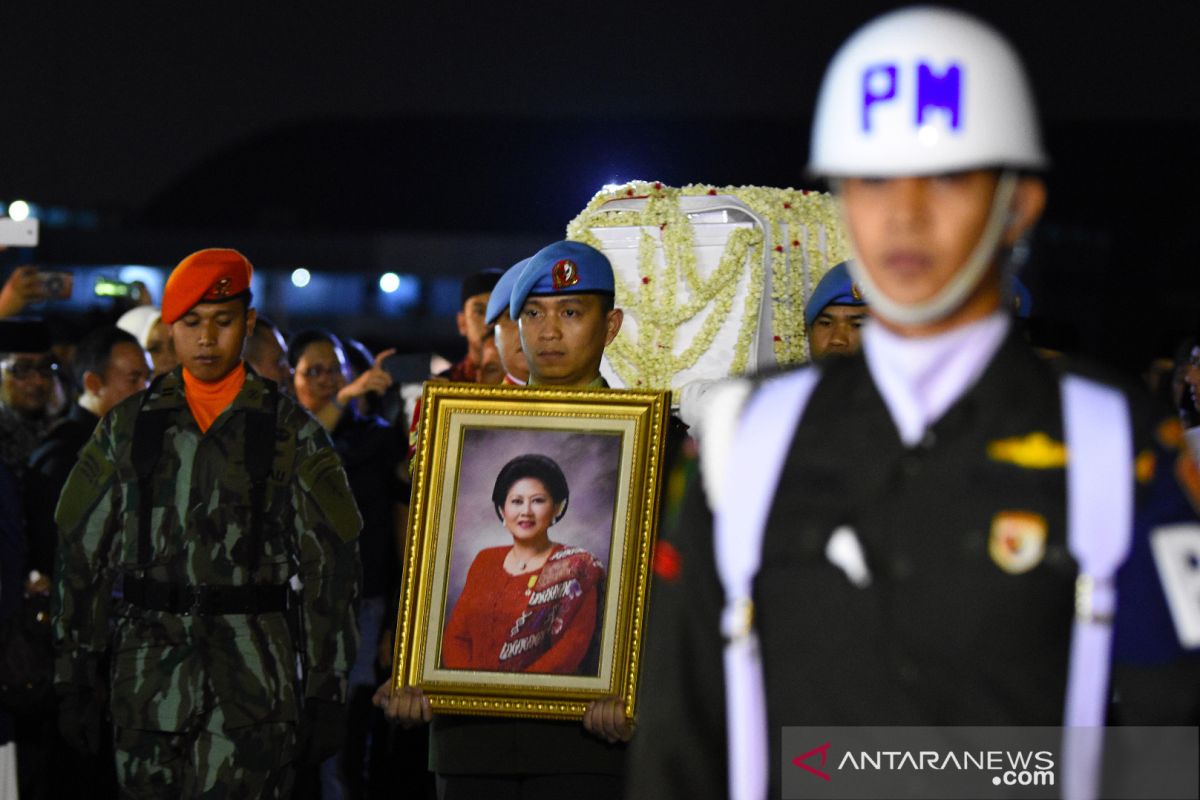 Jenazah Ani Yudhoyono tiba di rumah duka di Puri Cikeas