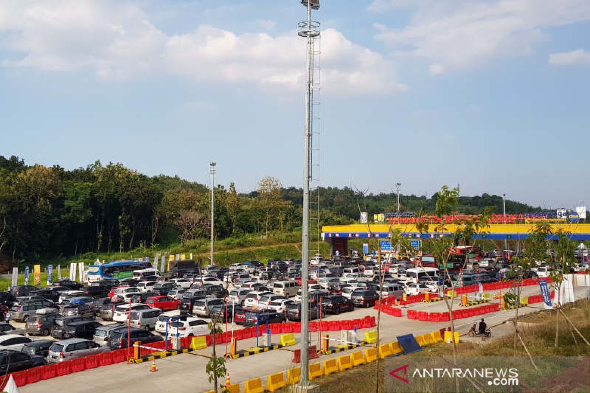 Antrean kendaraan mengular di Gerbang Kalikangkung Semarang