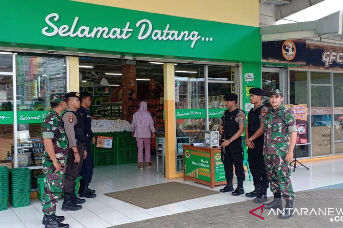 TNI-Polisi amankan pusat-pusat perbelanjaan di Serang