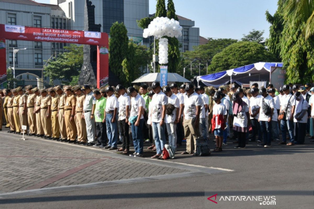 Homecoming travelers partake in Pancasila Day ceremony in Semarang