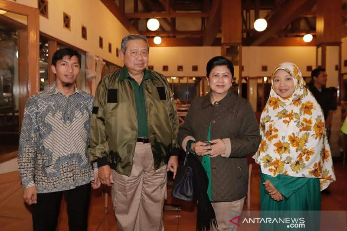 Mendiang Ani Yudhoyono dalam gaya berbusananya